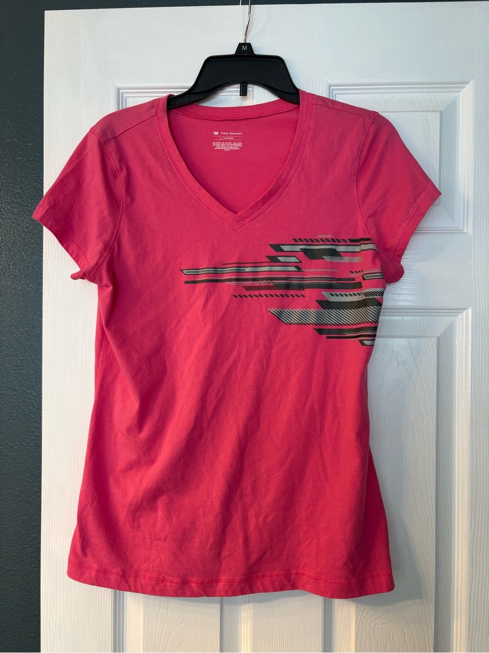 🔴10/$10! Tek Gear Pink V-Neck Graphic Tee